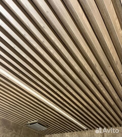 Реечный кубообразный потолок, рейка под дерево