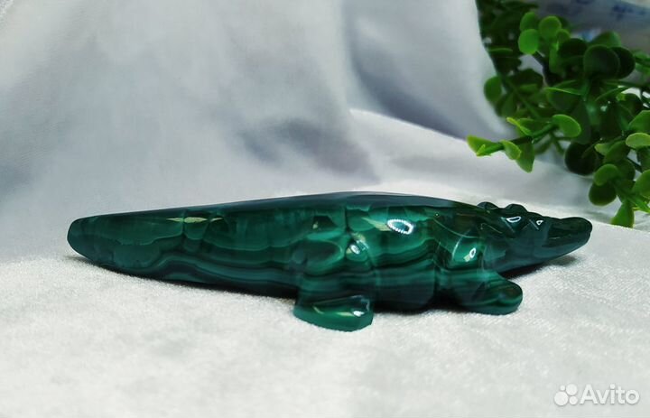 Фигура крокодила из малахита