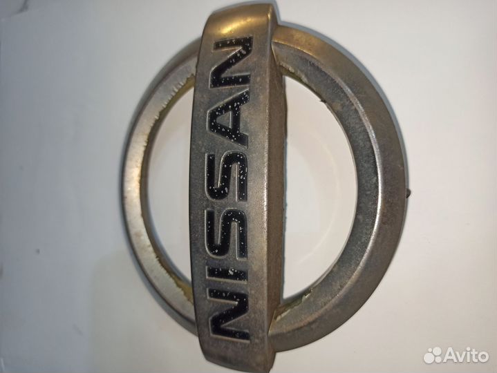 Значок Nissan на решетку радиатора X-trail