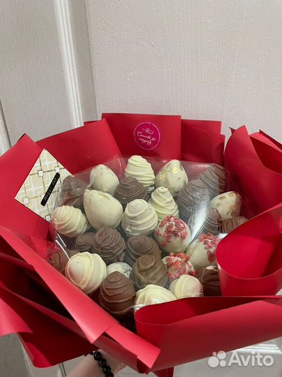 Съедобные букеты из клубники в шоколаде