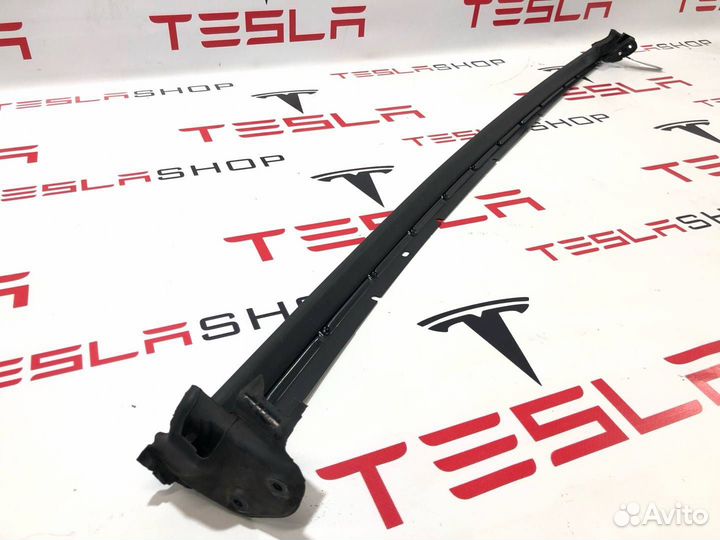 Уплотнитель стекла двери задний левый Tesla