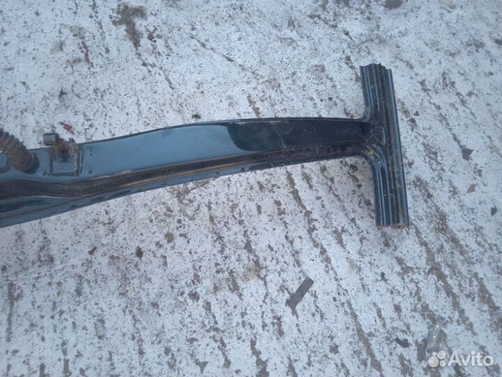 Центральная стойка кузова передняя правая