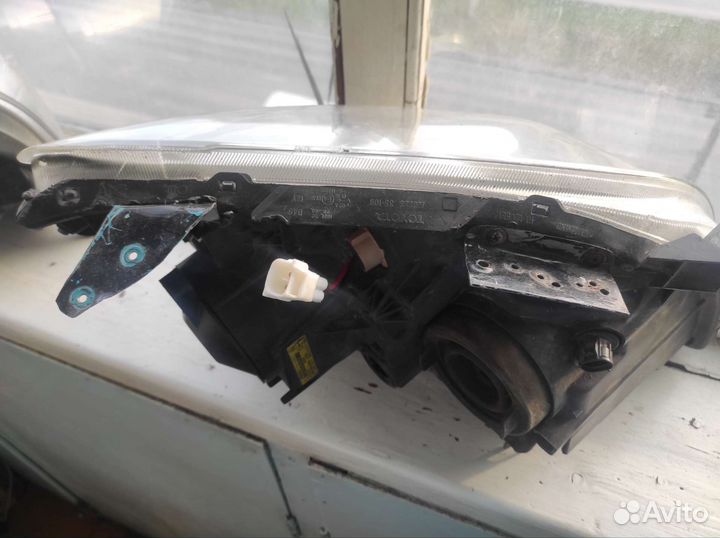 Фары передние на Toyota Avensis 2