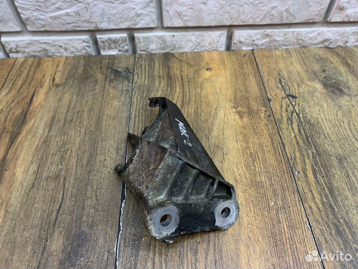 Opel mokka Кронштейн крепления троса кпп