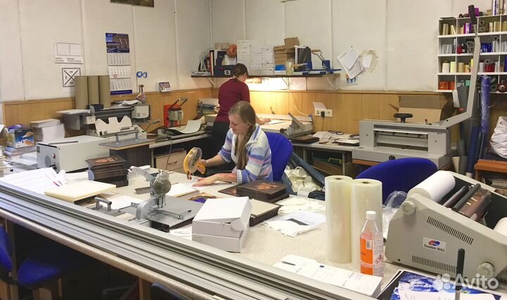 Сотрудница на обработку печатной продукции