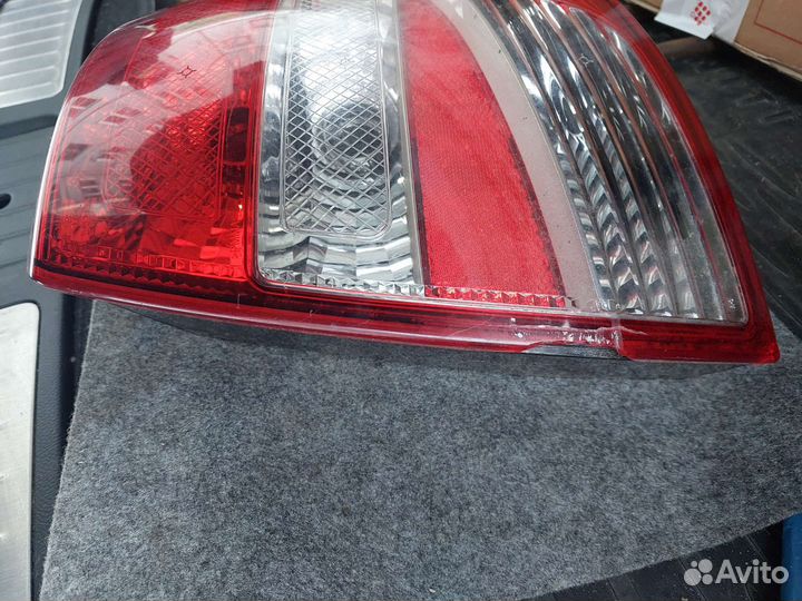 Задний правый фонарь гранта седан