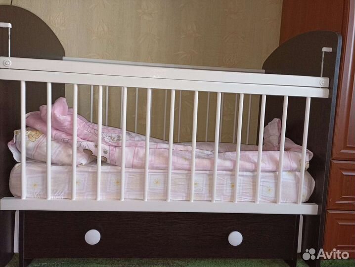 Детская кроватка с маятником и ящиком