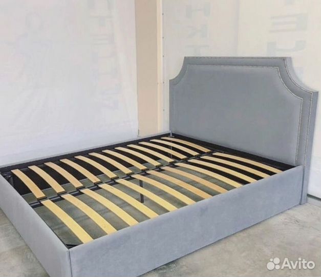 Белая кровать