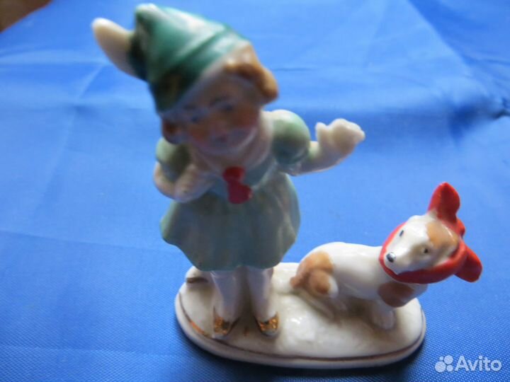 Фарфоровая статуэтка. Девочка лечит собачку