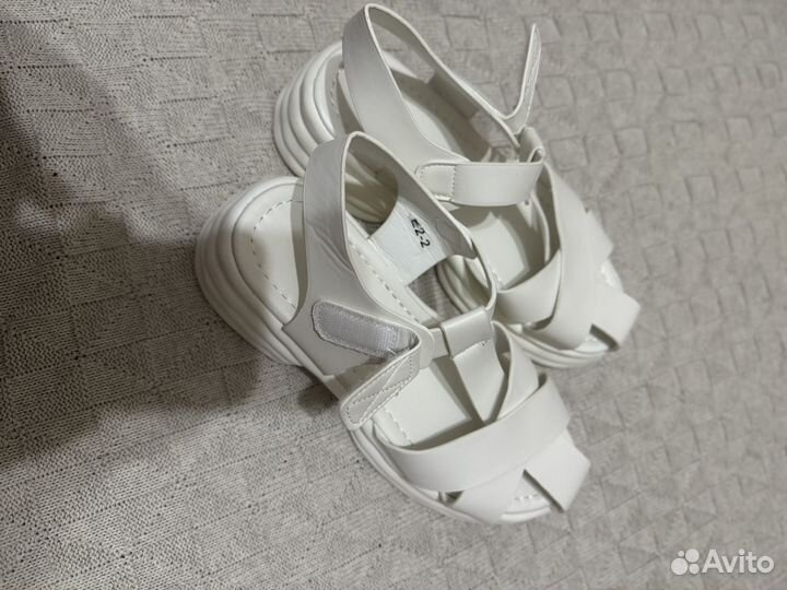 Сандалии новые