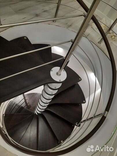 Лестница / лестница на металлическом каркасе