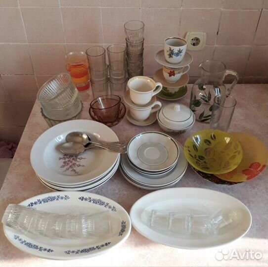 Тарелки стаканы и другая посуда