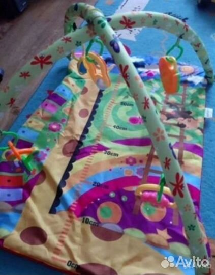 Развивающий коврик и игрушки