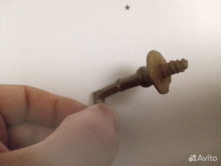 Старинный бронзовый крючок