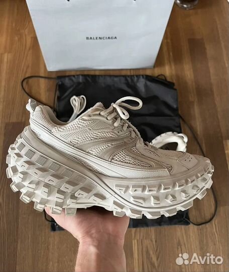 Balenciaga defender