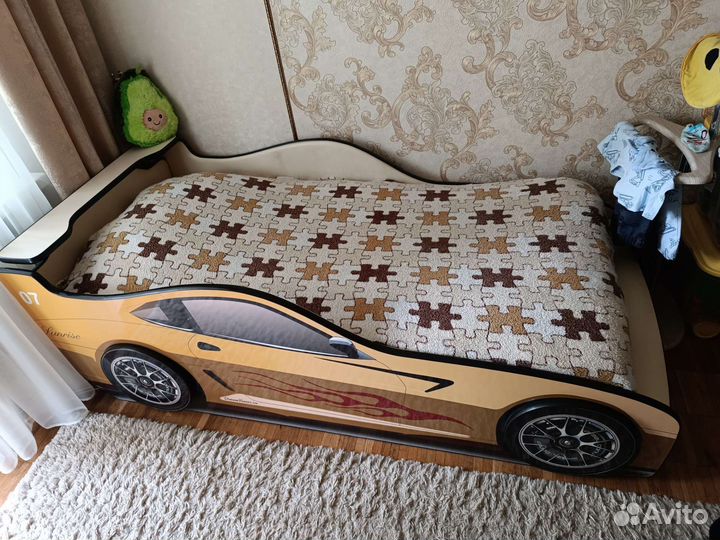 Детская кровать-машинка