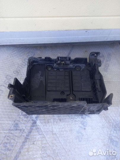 Рено сценик 2- площадка аккумулятора