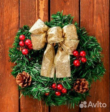 Венок новогодний с бантиком, ягодами и шишками