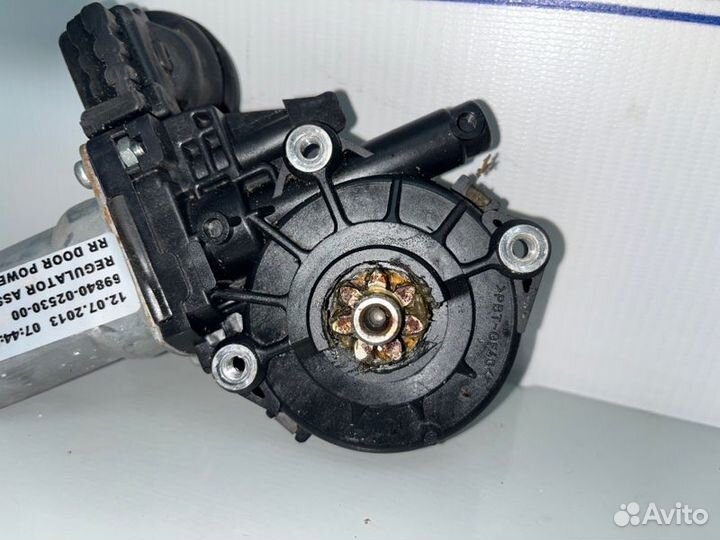 Моторчик стеклоподъемника левый Toyota Corolla