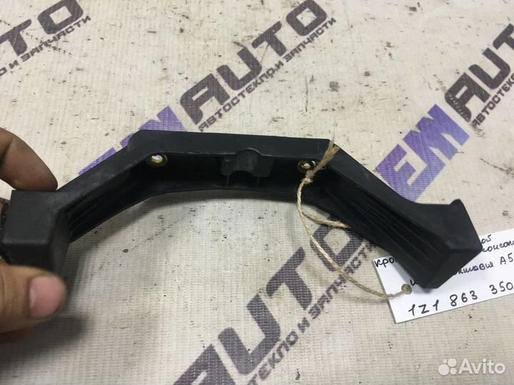 Кронштейн центральной консоли Шкода Октавия А5