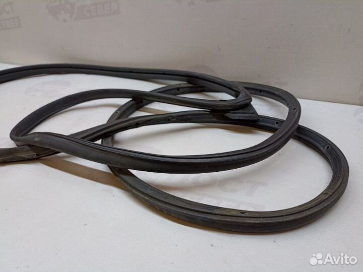 Уплотнительная резинка боковой двери передняя