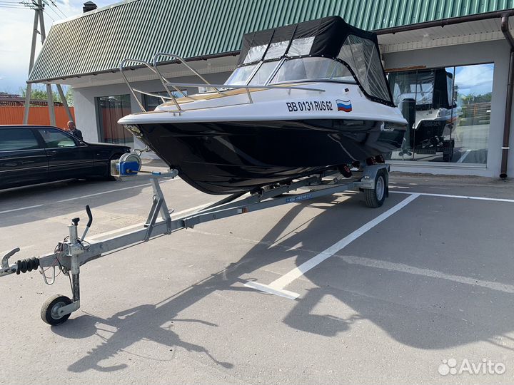 Катер Phoenix 560