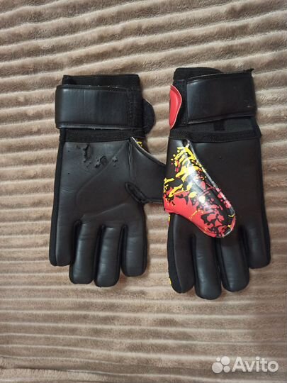 Вратарские перчатки