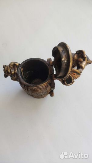 Спичечница бронза старинная пёс и кот на бочке