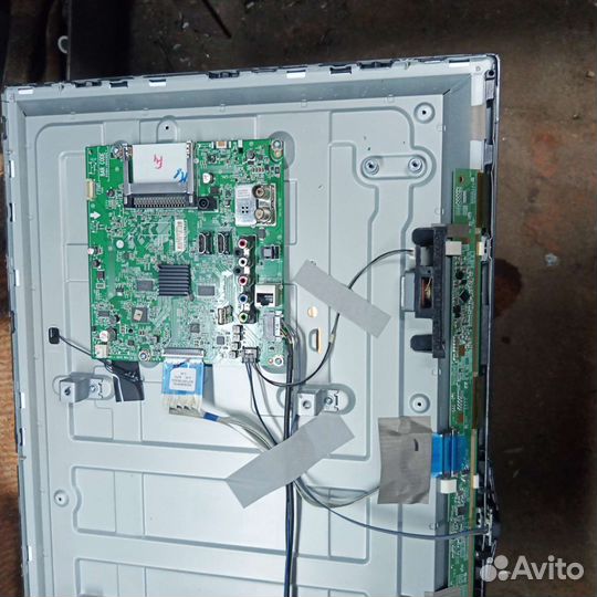 Телевизор LG 32LH570U