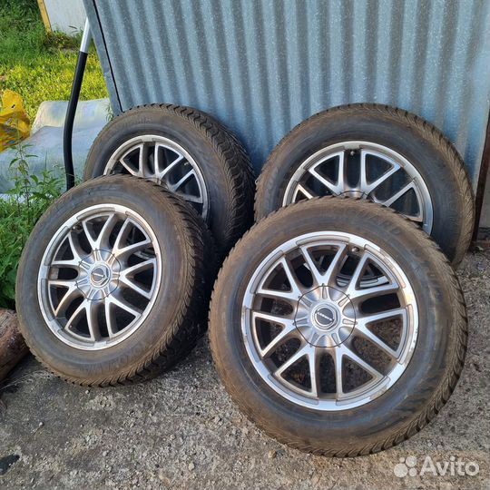 Продаю комплект зимней резины на литых дисках