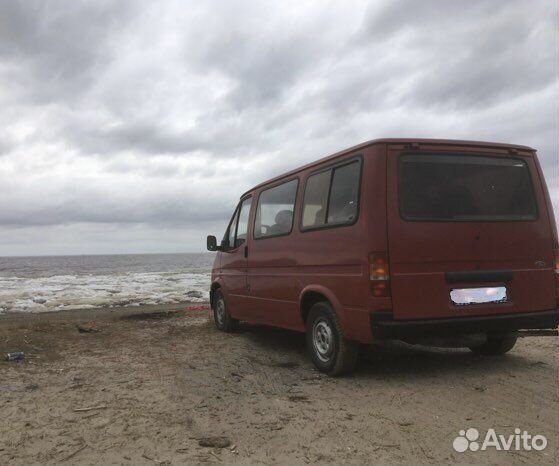 Водитель с микроавтобусом