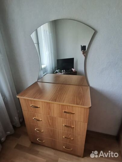 Комод с зеркалом