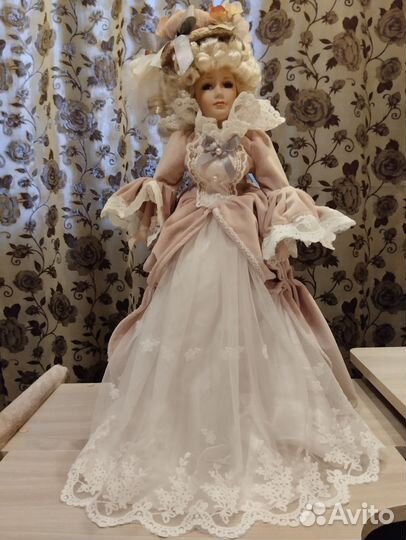 Кукла фарфоровая коллекционная в бархатном платье