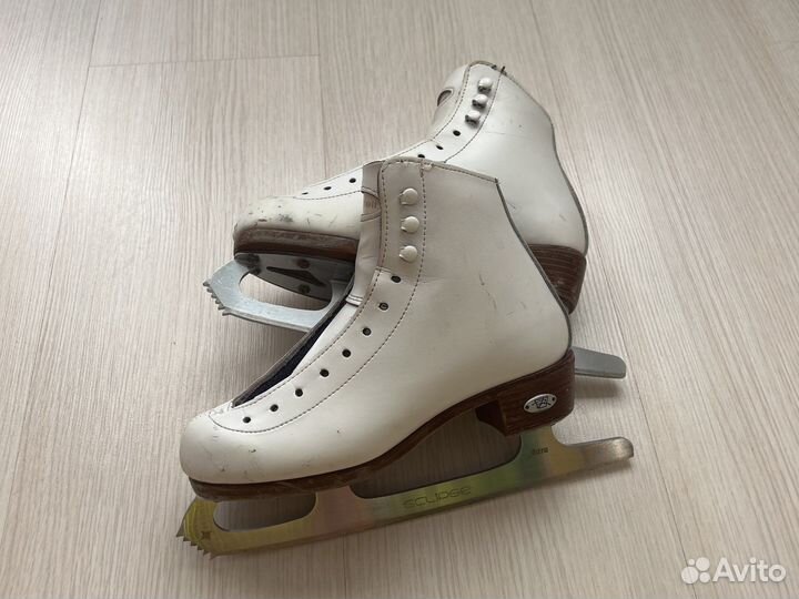 Фигурные коньки riеdell