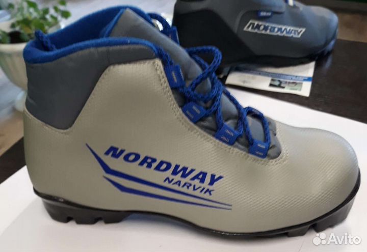 Хокейные коньки 42 р и лыжные ботики 36 р