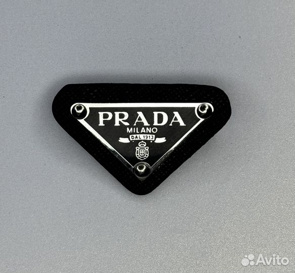 Брошь prada