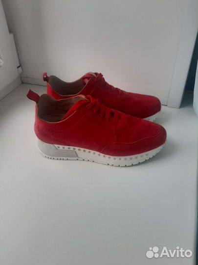 Кроссовки женские 