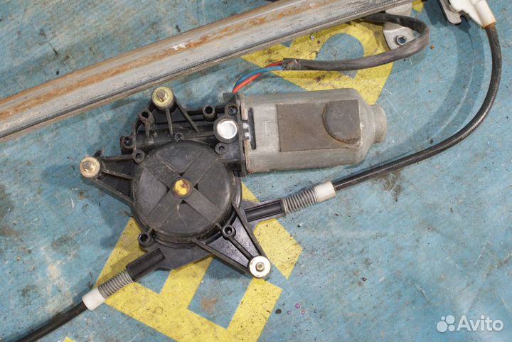 Передний левый стеклоподъемник Nissan Primera P10