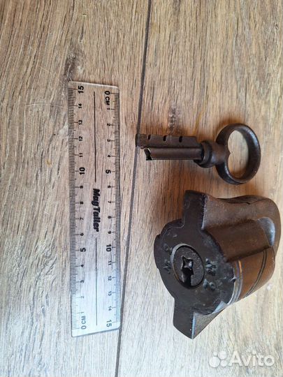 Навесной замок старинный