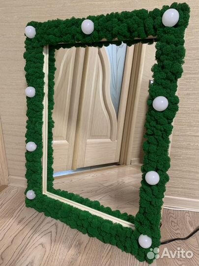 Зеркало с LED-лампами и стабилизированным мхом