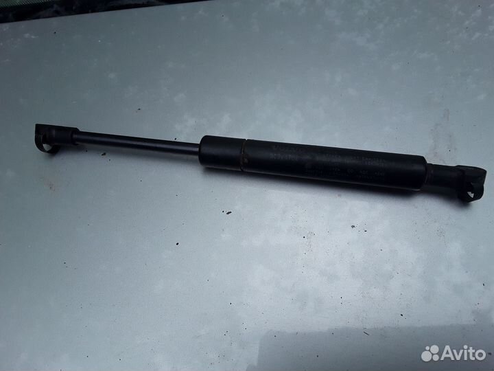 Амортизатор капота Volvo S60 S80 V70 Xc70