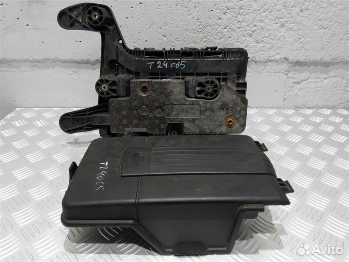 1K0915333 Полка аккумулятора Volkswagen Passat B7
