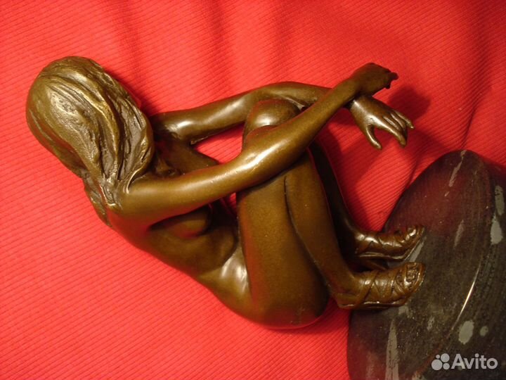 Обнаженная Девушка На корточках Эротика Франция