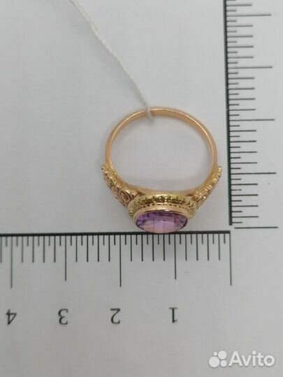 Кольцо с синтетическим камнем Золото