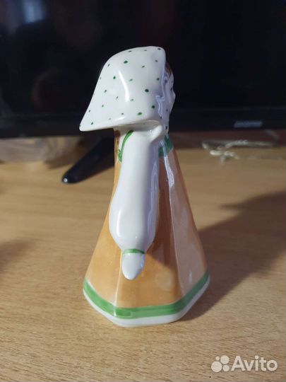 Статуэтка девочка в платке. дулево