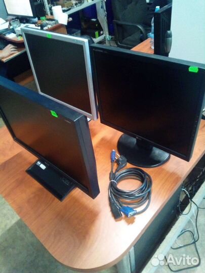 Продаются мониторы