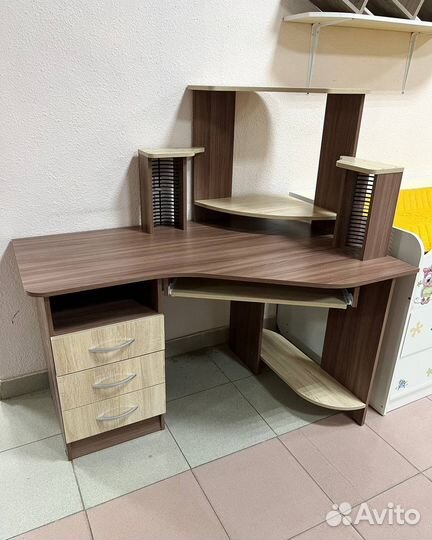 Стол компьютерный
