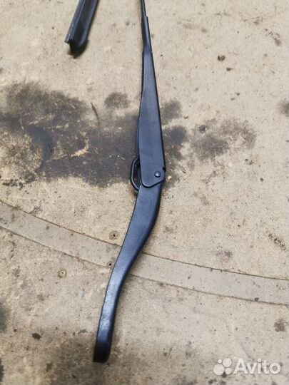 Поводок стеклоочистителя передний правый Renault