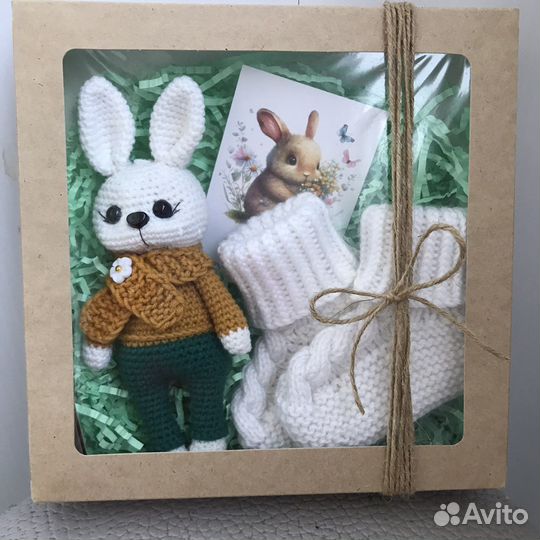 Набор вязанная игрушка и пинетки