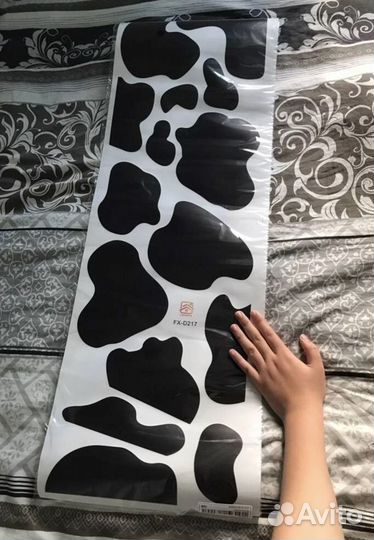 Наклейка на стену с принтом коровы